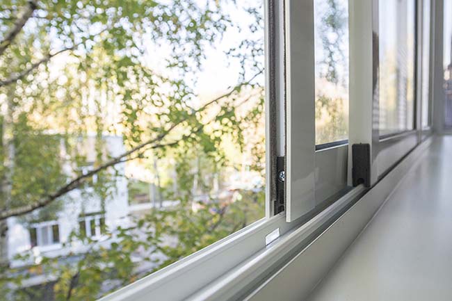 Раздвижное холодное остекление распашными окнами Куровское