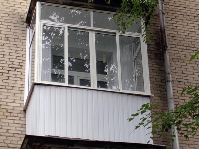 Холодное остекление балкона в хрущевке Куровское