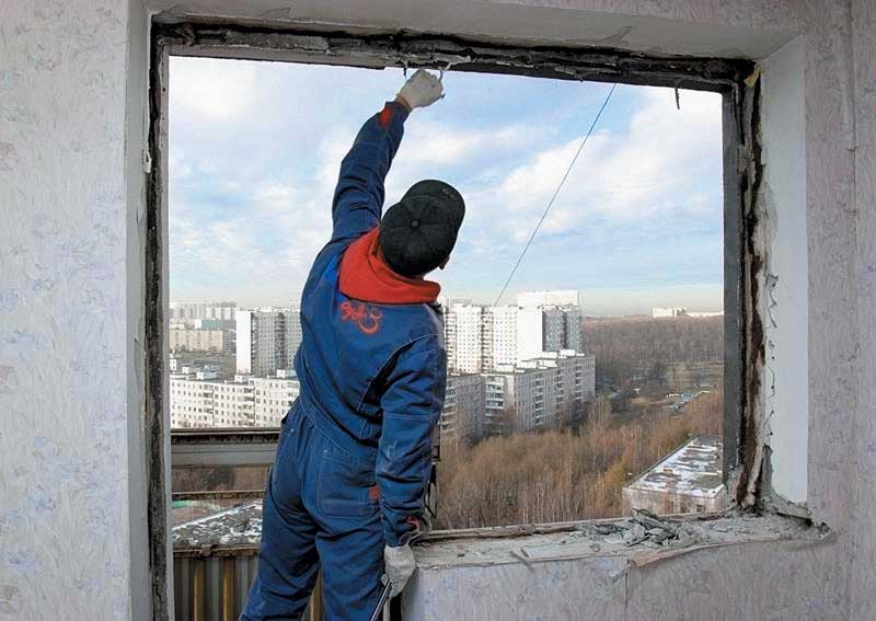 Демонтаж старого остекления балкона Куровское