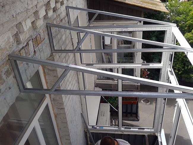 Остекление лоджии и установка крыши на последнем этаже Куровское